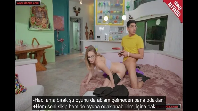 sikilmek isteyen arkadasinin kardesini oyun oynarken becerdi.jpg
