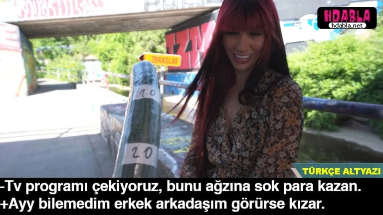 sokakta erkek arkadasini bekleyen kizil sacli kiza yavsiyor.jpg