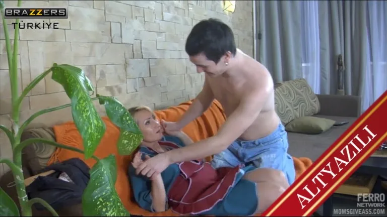 temizlik yapan annesinin gotunu istiyor.jpg