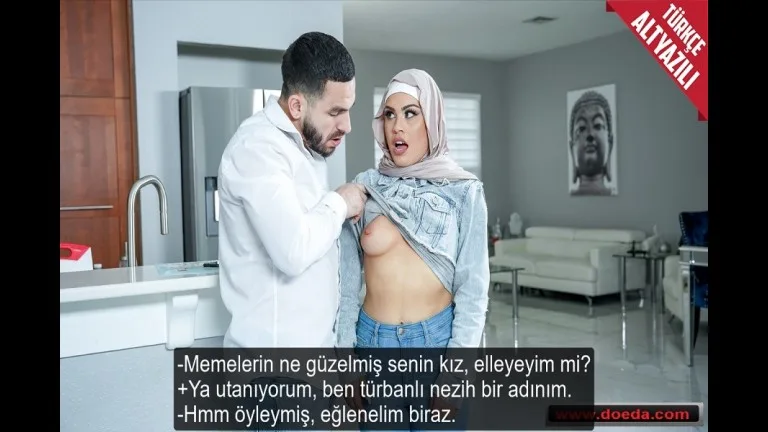 turbanli hizmetcinin memelerini acip elleyen sapik sikisti.jpg