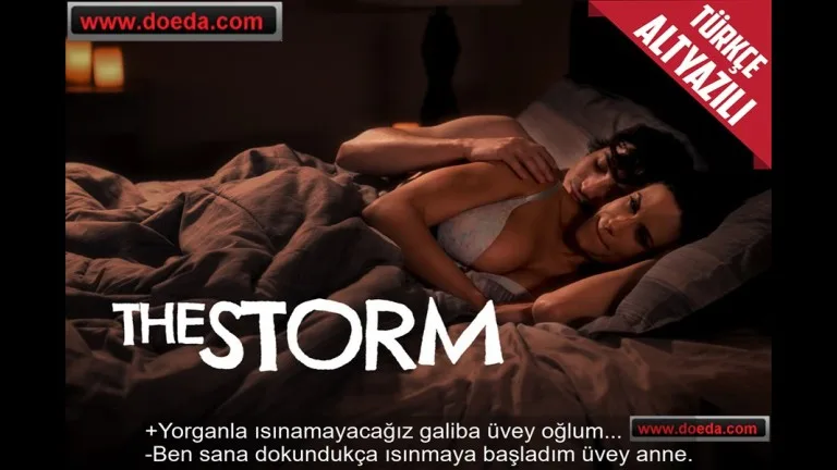 uvey annesiyle firtinada mahsur kaldilar isinmak icin surtunme yolu buldular.jpg