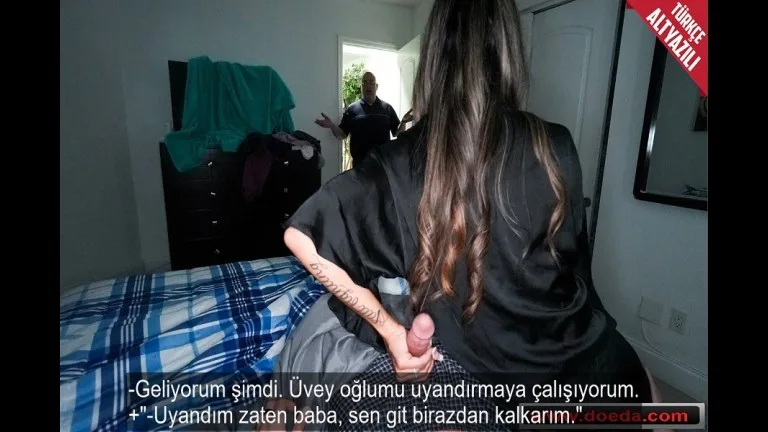 uvey oglunu uyandirirken yanlislikla sikine dokunan mature delirdi.jpg