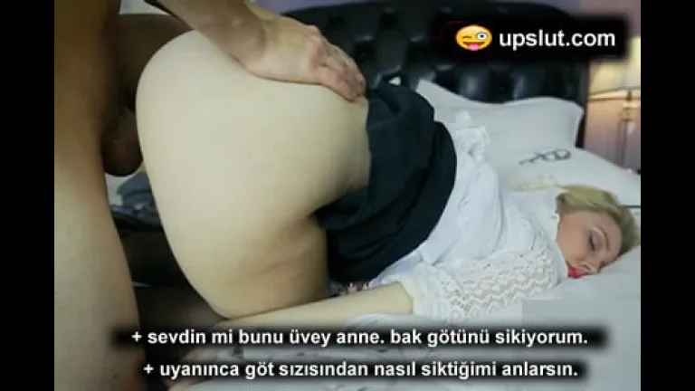 uyku hapiyla bayilan anneyi kalcasini tokatlayip sikti.jpg
