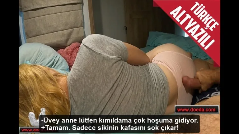 yaninda uyuyan uvey annesinin amina sadece kafasini sokup cikardi.jpg