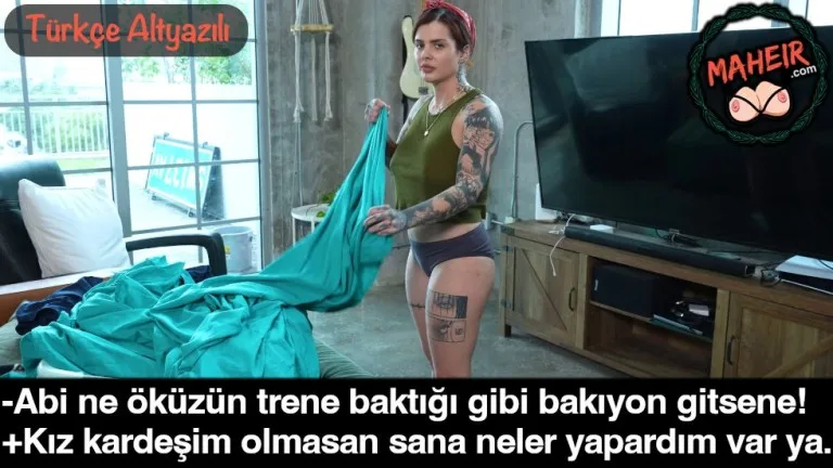 yari ciplak camasir katlayan kiz kardesine sulaniyor.jpg