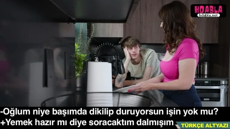 yasli annesi bulasik yikarken basina dikeldi dekolteyi kesti.jpg