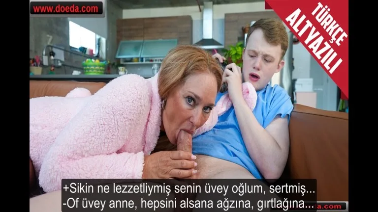 yasli uvey annesinden nefret eden oglan sikini acip buzusup dudaklariyla emdirdi.jpg