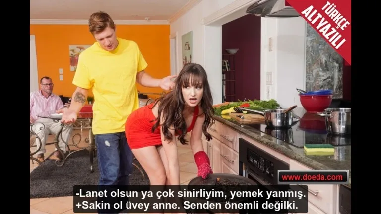 yemegi yakan uvey annesi cok sinirlenince sikerek gevsetti.jpg