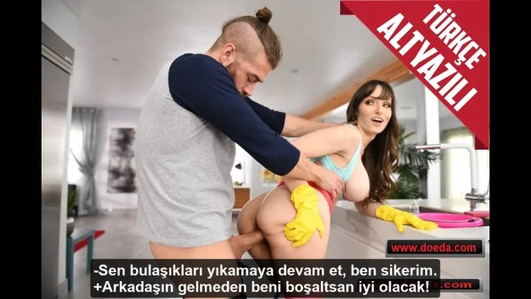 yeni evli dostunun bulasik yikayan olgun karisina sungerini soktu.jpg
