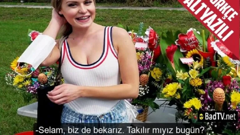 yoldaki kizi cicekle kandirip arabada siken firlama.jpg