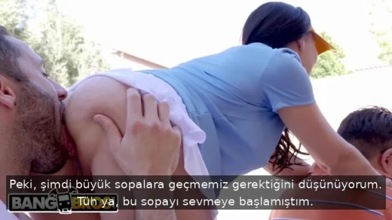zengin kocasinin yaninda caktirmadan golf hocasiyla fingirdesiyor.jpg