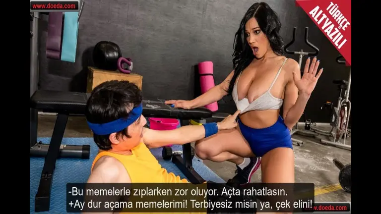 ablasinin sporcu arkadasinin goguslerini acip anal seks yapti.jpg