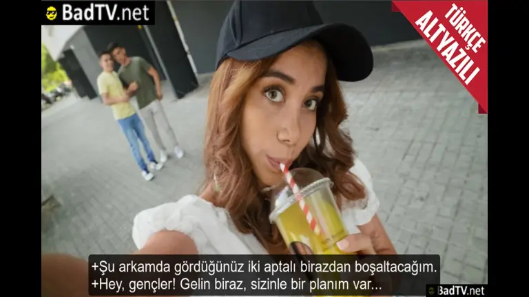 seksi sosyal medya fenomeni kiz kendisine laf atan genclere soklu sikis yasatti.jpg