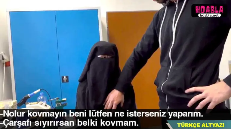 isini yapamayan turbanli kadin kovulmasin diye carsafi araladi.jpg