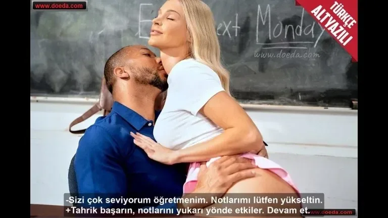liseli kiz zenci ogretmenine notlarini yukseltmesi icin verdi.webp