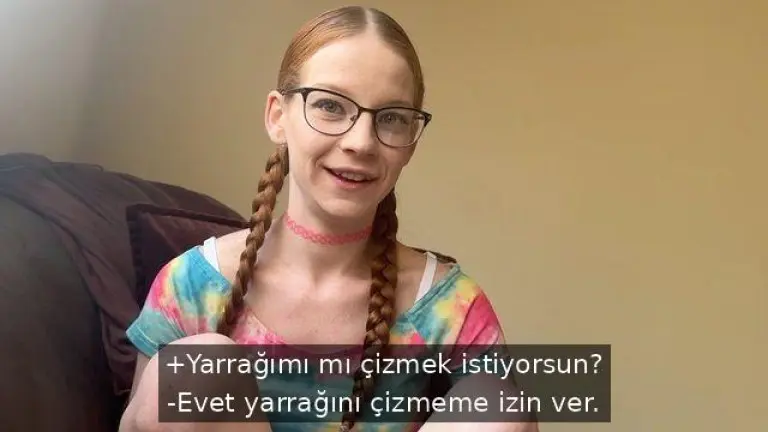 yarrak cizimeyi eglenceli bulan uvey kiz kardesine sikismenin ne oldugunu gosteriyor.jpg
