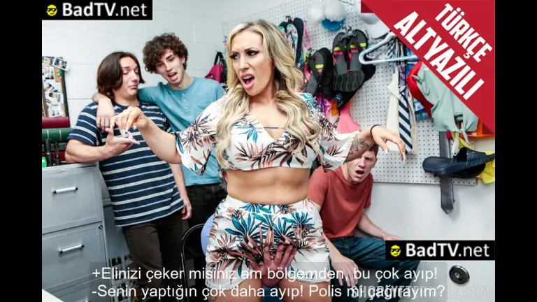 calinti kart ile alisveris yapan milf kadini yanindakilerin yaninda siken guvenlik sefi.jpg