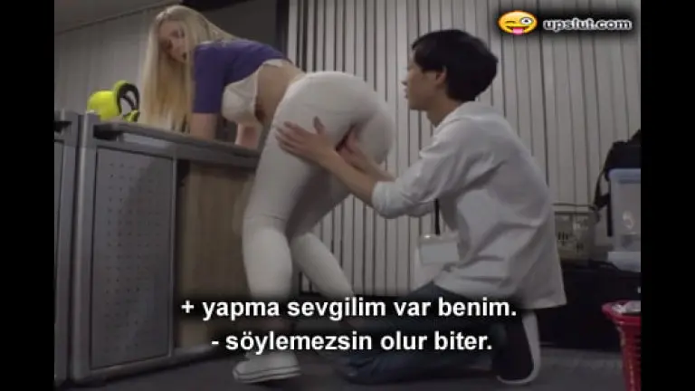 mesaiye birakan acemi stajyeri gece vardiyasinda sikti.jpg