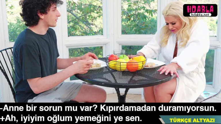 annemle yemekte titriyordu megerse dildoya oturmus orgazm oluyormus.jpg