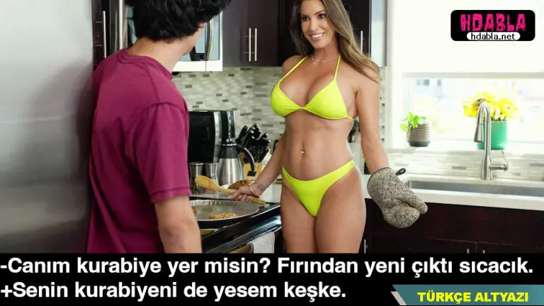 dostumun anasi bikiniyle kurabiye yapiyordu aklimdan kotu seyler gecirdim.jpg