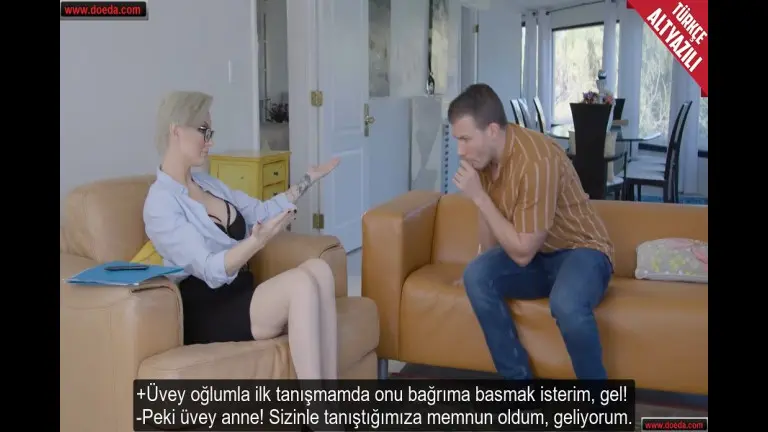 ilk kez gordugu uvey annesine deli taklidi yaparak soktu.jpg