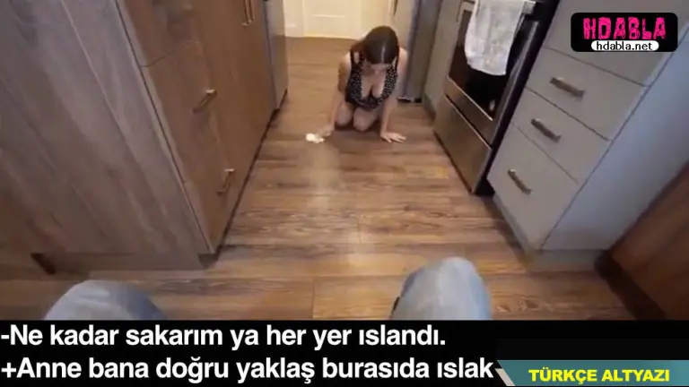 annem yeri silerken okuz gibi memelerine baktigimi fark etti.jpg