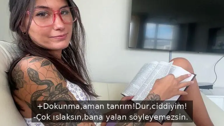 kitap okumak isteyen taze guzeli parmaklariyla azdiriyor sikiyle pompaliyor.jpg