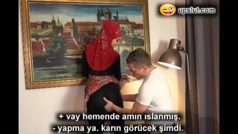 tacizden kacamayan hizmetcinin amini parmaklayip sulandirdi.jpg