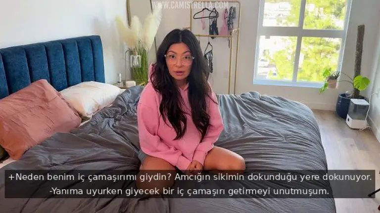 yaramaz surtuk gizlice boxerini giydigi uvey erkek kardesiyle sikisirken cildiriyor.jpg