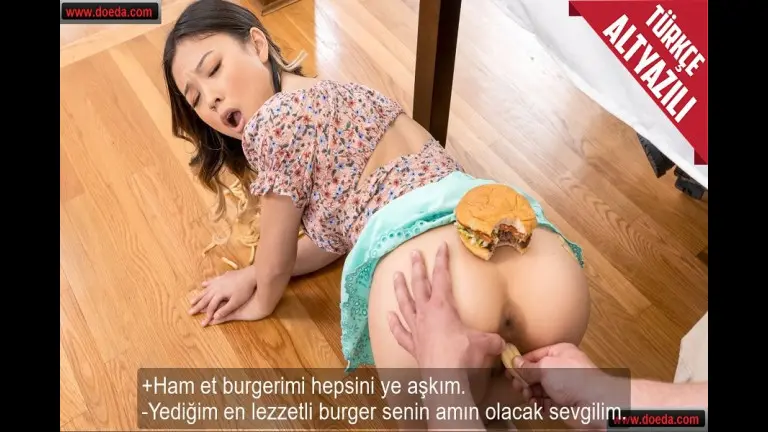asyali sevgilisinin ailesinin verdigi aksam yemegini begenmeyip manitasinin amini yedi.jpg