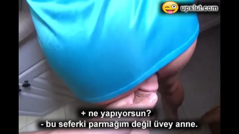 amini sikiyle durten uvey anneyi donsuz yakalayip bandirdi.jpg