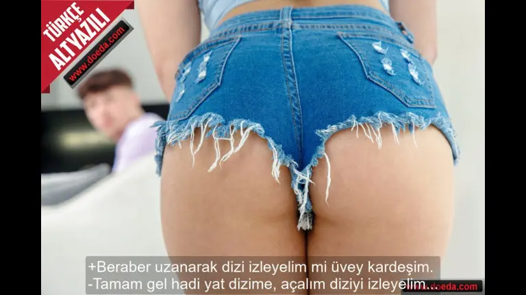 dizine uzanip dizi izledigi uvey kiz kardesinin mini sortuna gozleri cok takildi.jpg