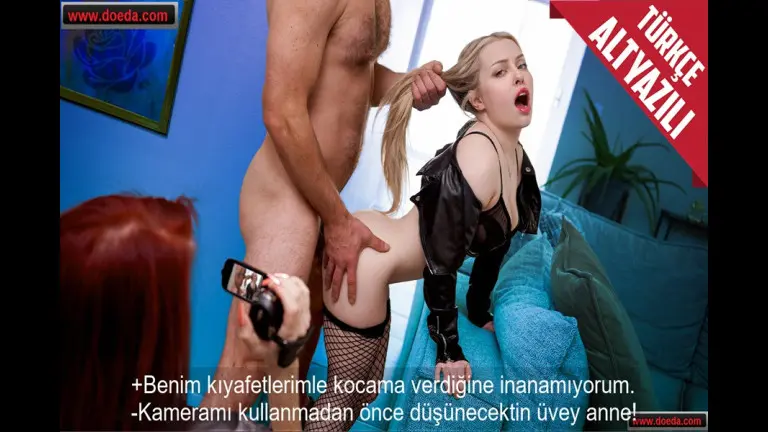 kamerasini izinsiz kullanan uvey ailesinin sikis videolarini gorunce kendisi de istedi.jpg