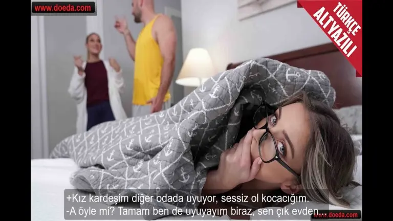 karisinin kiz kardesi eve geldigi gibi sikine bayrak gibi asilarak sikmesini istedi.jpg