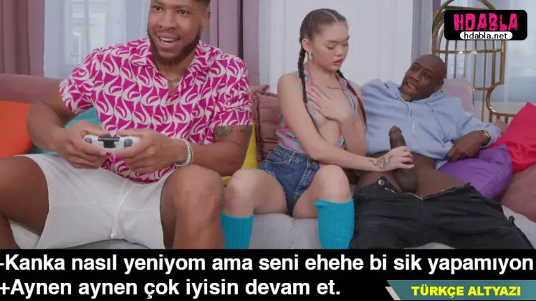 abisi oyuna dalmisken onun zenci arkadasinin sikini sivazladi.jpg