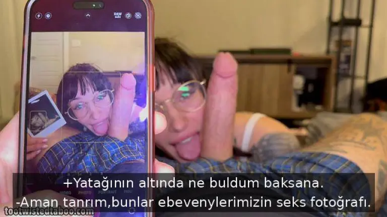 ebeveynlerinin seks fotograflarini bulan heyecanli surtuk o anlari uvey kardesiyle canlandiriyor.jpg