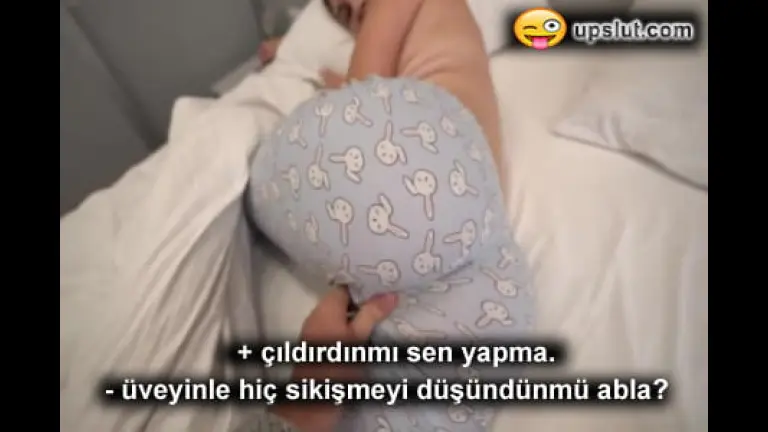 otelde amcigini oksayan uvey kardesine uykusunda sikildi.jpg