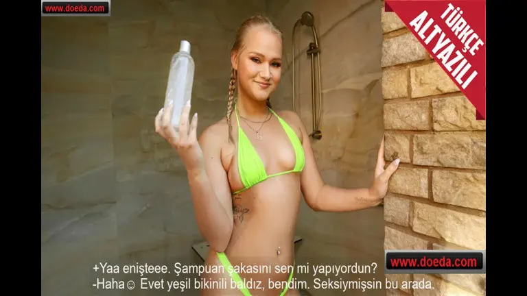 yesil bikinisiyle dus alan baldiza sampuan sakasi yapip kopurterek sikis akitti.jpg