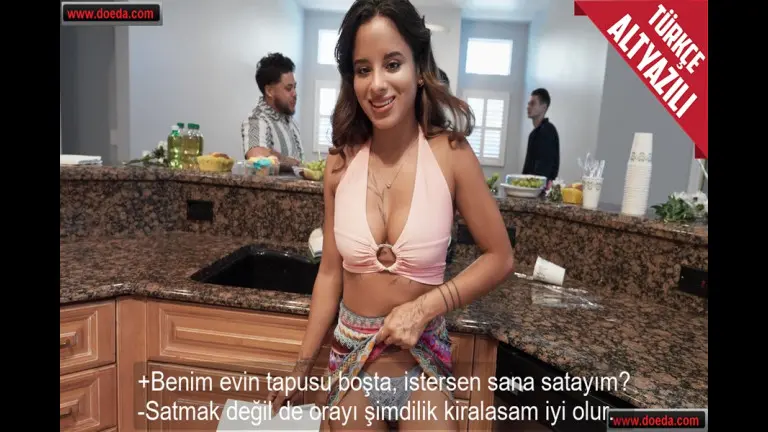 evini satmak icin gelen esmer azgin emlakcinin temele beyaz sivi beton doktu.jpg