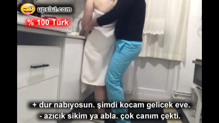 havluyla yakalayan musteriyi sikmeden gitmeyen kargocu.jpg
