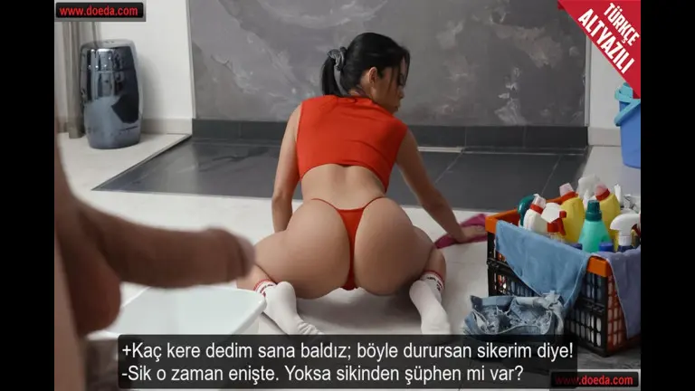 kivrimli gotunde kirmizi tangasiyla temizlik yapan baldizi dayanamayip siken eniste.jpg