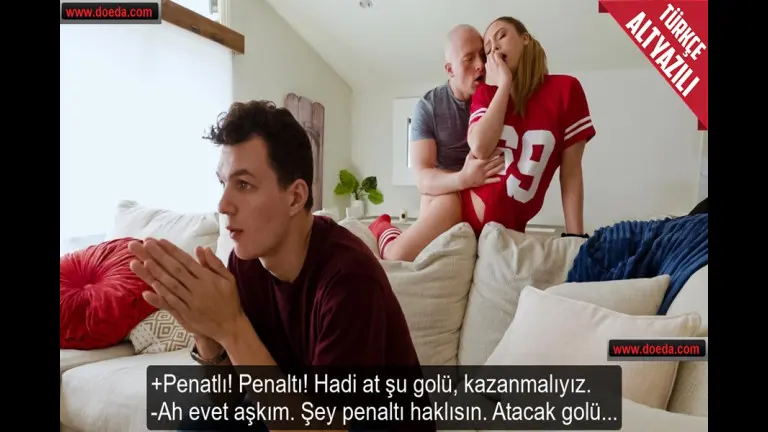 kocasi maca odaklanmis kocasinin arkadasi aminda penalti cekmeye baslamis.jpg