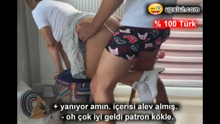 yanginini sondurmeyi deneyen hizmetciye domaltip gecirdi.jpg