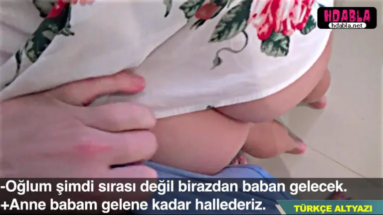 yemek yapan anneme arkadan sarilip yasladim avuclamaya basladim.jpg
