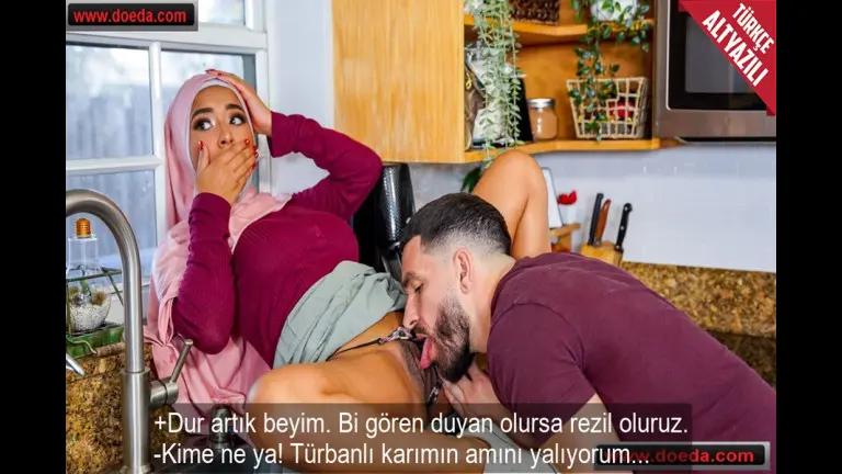aile ziyaretinde turbanli karisini cay koyarken mutfakta amini yalayarak eritti.jpg