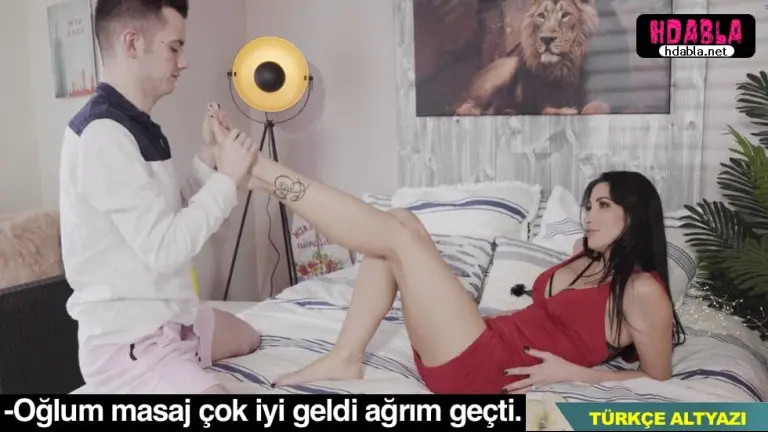 annemin ayaklarina masaj yaparken amini gordum sikim kalkti.jpg