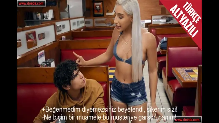 nezaket kurallarina uymayan musteriyi azarlayarak am suyunu yuzune bosaltan seksi garson.jpg
