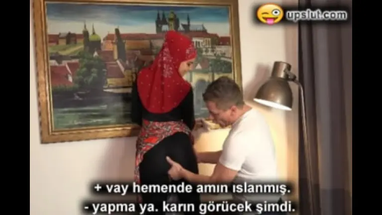 tenhada oksayan patronunu siktirip rahatlatan hizmetci.jpg