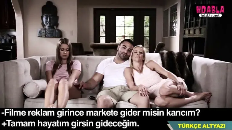 uvey babam annemle film izlerken caktirmadan beni elliyor.jpg