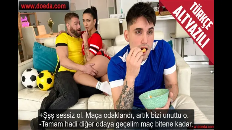 sevgilisi derbiyi soluksuz izlerken onun arkadasiyla diger odada tek kale sikis maci.jpg